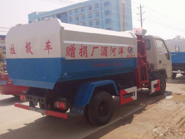 福田小(xiǎo)卡3吨自装卸式垃圾車(chē)