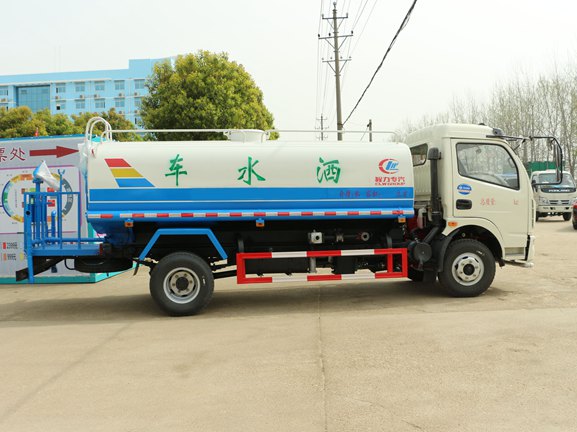 多(duō)利卡9吨洒水車(chē)